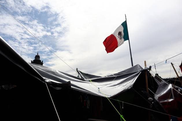 Mexiko, Lehrerstreik in Mexiko-Stadt Teachers of the National Coordination of Education Workers (CNTE), continue their sit-in on tends blocking the main accesses to enter the main square Zocalo, after 14 days without reaching an agreement with the Mexican government. on May 29, 2025 in Mexico City, Mexico. Mexico City Mexico - ZUMAe321 20250529_zia_e321_005 Copyright: xCarlosxSantiagox