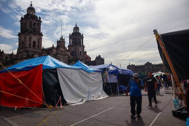 Mexiko, Lehrerstreik in Mexiko-Stadt Teachers of the National Coordination of Education Workers (CNTE), continue their sit-in on tends blocking the main accesses to enter the main square Zocalo, after 14 days without reaching an agreement with the Mexican government. on May 29, 2025 in Mexico City, Mexico. Mexico City Mexico - ZUMAe321 20250529_zia_e321_013 Copyright: xCarlosxSantiagox