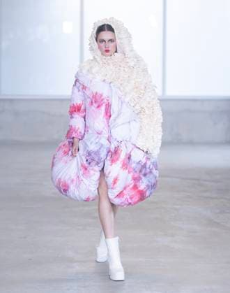 (250530) -- TORONTO, May 30, 2025 -- A model presents a creation at the 2025 Fashion Art Toronto s Fashion Week Spring Summer in Toronto, Canada, on May 29, 2025. Featuring collections from over 40 Canadian designers, the annual fashion show kicked off here on Thursday. (Photo by Xinhua) CANADA-TORONTO-FASHION ART SHOW ZouxZheng 