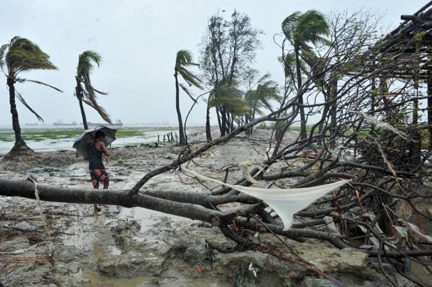Bilder des Jahres 2025, News 05 Mai News Bilder des Tages May 30, 2025, Chittagong, Bangladesh: Chittagong, Bangladesh: Coastal erosion and fallen trees mark the trail of Cyclone Shakti in Patenga, as high winds continue to whip through the region. Chittagong Bangladesh - ZUMAr143 20250530_zap_r143_004 Copyright: xMdxRafayatxHaquexKhanx