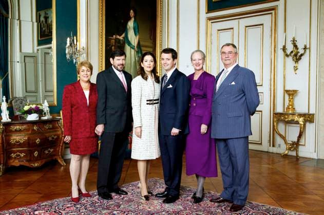 Dänische Königin Mary trauert um ihren Vater John Dalgleish Donaldson, Archivbilder #2 After The Meeting Of The Ministers Of State At Amalienborg Castle MRS SUSAN MOODY, PROFESSOR JOHN DONALDSON, MARY ELIZABETH DONALDSON, CROWN PRINCE FREDERIK, QUEEN MARGRETHE & PRINCE HENRIK After The Meeting Of The Ministers Of State At Amalienborg Castle (Presided Over By The Queen) In Which The Engagement Of The Couple Was Announced And Approved. Photo: Steen Brogaard Copenhagen Denmark Copyright: xcolourpress.comx CapitalxPicturex