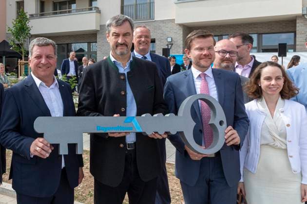 News Themen der Woche KW22 News Bilder des Tages Reportage 30.05.2025 Schlüsselübergabe für 249 bezahlbare Single- und Familienwohnungen für Menschen mit geringen Einkommen! Am Schlüssel von links nach rechts: Bayerns Bauminister Christian Bernreiter, Ministerpräsident Dr. Markus Söder, Marcus König, Oberbürgermeister der Stadt Nürnberg Nürnberg Bayern Deutschland *** Report 30 05 2025 Handing over the keys for 249 affordable single and family apartments for people on low incomes At the key from left to right Bavarias Minister of Construction Christian Bernreiter, Minister President Dr. Markus Söder, Marcus König, Lord Mayor of the City of Nuremberg Nuremberg Bavaria Germany