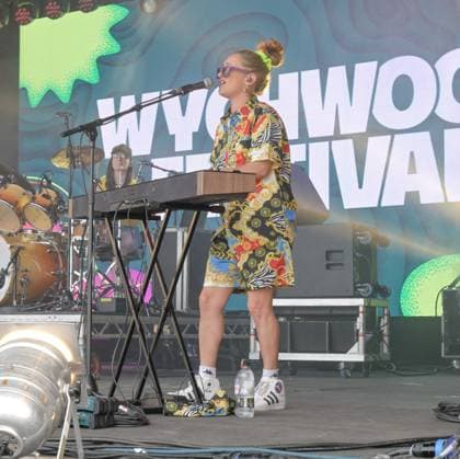 Wychwood Music Festival 2025 Friday Sophie and the Sticks perform at Wychwood Music Festival 2025 Friday, Credit:Jules Annan Avalon  Copyright: xJulesxAnnanx xAvalonx 1005312244