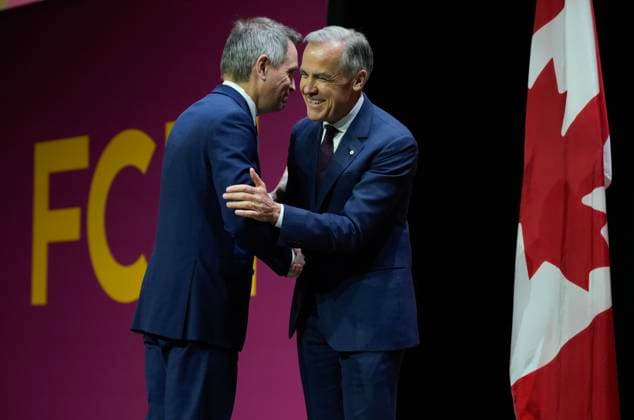 May 30, 2025, Ottawa, On, Canada: Ottawa Mayor Mark Sutcliffe shakes hands with Prime Minister Mark Carney after introducing him to speak at the Federation of Canadian Municipalities conference, in Ottawa, Friday, May 30, 2025. Ottawa Canada  - ZUMAc35_ 20250530_zaf_c35_029 Copyright: xAdrianxWyldx