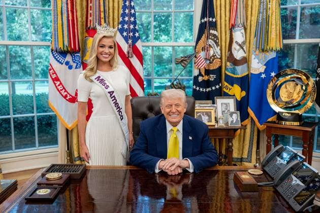 Bilder des Jahres 2025, Entertainment 05 Mai May 29, 2025, Washington, District of Columbia, USA: President DONALD TRUMP meets with Miss America 2025 ABBIE STOCKARD in the Oval Office. Washington USA - ZUMAz03_ 20250529_shc_z03_744 Copyright: xWhitexHousex