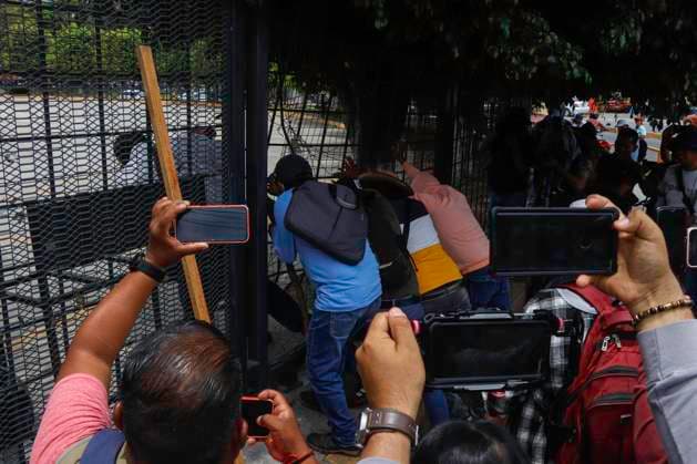 May 30, 2025, Chilpancingo, Guerrero, Mexico: Teachers from the National Coordinator of Education Workers (CNTE) in Guerrero stormed the state congress facilities, where they used a sledgehammer to try to open the doors of the empty building. Chilpancingo Mexico - ZUMAj170 20250530_zip_j170_005 Copyright: xDavidxJuarezx