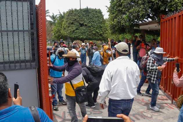 May 30, 2025, Chilpancingo, Guerrero, Mexico: Teachers from the National Coordinator of Education Workers (CNTE) in Guerrero stormed the state congress facilities, where they used a sledgehammer to try to open the doors of the empty building. Chilpancingo Mexico - ZUMAj170 20250530_zip_j170_007 Copyright: xDavidxJuarezx