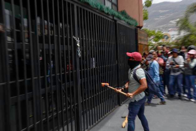 May 30, 2025, Chilpancingo, Guerrero, Mexico: Teachers from the National Coordinator of Education Workers (CNTE) in Guerrero stormed the state congress facilities, where they used a sledgehammer to try to open the doors of the empty building. Chilpancingo Mexico - ZUMAj170 20250530_zip_j170_010 Copyright: xDavidxJuarezx