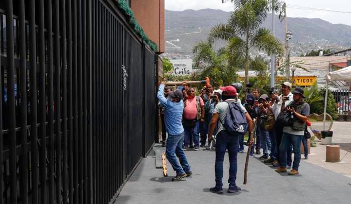 May 30, 2025, Chilpancingo, Guerrero, Mexico: Teachers from the National Coordinator of Education Workers (CNTE) in Guerrero stormed the state congress facilities, where they used a sledgehammer to try to open the doors of the empty building. Chilpancingo Mexico - ZUMAj170 20250530_zip_j170_014 Copyright: xDavidxJuarezx