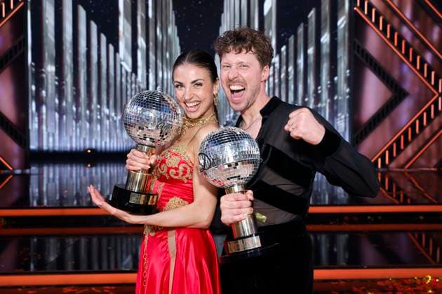 Entertainment Themen der Woche KW22 Bilder des Jahres 2025, Entertainment 05 Mai Entertainment Bilder des Tages Profitänzerin Ekaterina Leonova und Profitänzer Valentin Lusin gewinnen die Lets Dance Profi-Challenge 2025 in den MMC-Studios Ossendorf. Köln, 30.05.2025 NRW Deutschland *** Professional dancer Ekaterina Leonova and professional dancer Valentin Lusin win the Lets Dance Profi Challenge 2025 at the MMC Studios Ossendorf Cologne, 30 05 2025 NRW Germany Copyright: xChristophxHardtx