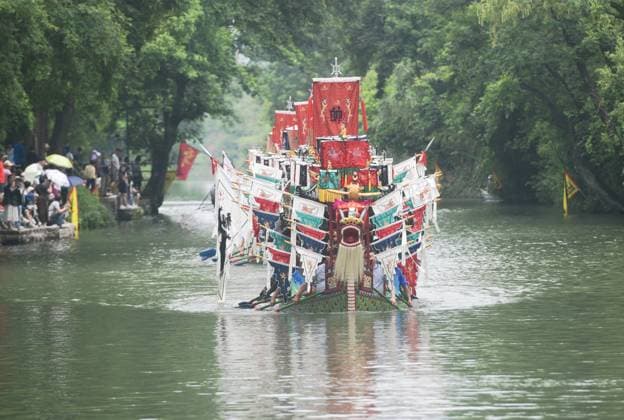 News Themen der Woche KW22 News Bilder des Tages Dragon Boat Festival Celebration in Hangzhou HANGZHOU, CHINA - MAY 31, 2025 - Tourists watched dragon boat performances at Xixi Wetland to celebrate the Dragon Boat Festival in Hangzhou City, Zhejiang Province, China on May 31, 2025. Hangzhou Zhejiang China  Copyright: xCFOTOx i1748702578740