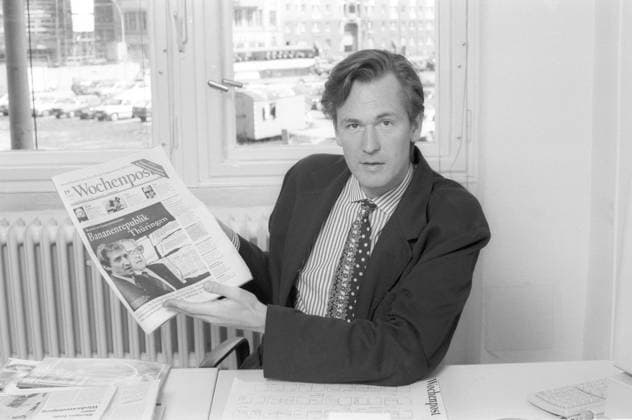 Archivbilder der Woche KW22 Mathias Döpfner (Journalist) 05 94 te Mathias Döpfner im Mai 1994 als Chefredakteur der Zeitung Wochenpost Deutschland deutsch deutscher Mann Manager Verleger Journalismus Medienmanager Medienwissenschaftler Gruner + Jahr Berliner Verlag Wochenzeitung german publisher editor-in-chief journalism quer halb sitzend Zeitung Wochenpost haltend zeigend sw *** Mathias Döpfner journalist 05 94 te Mathias Döpfner in May 1994 as editor in chief of the newspaper Wochenpost Germany German German man manager publisher journalism media manager media scientist Gruner Jahr Berliner Verlag weekly newspaper German publisher editor in chief journalism cross half sitting newspaper Wochenpost holding pointing sw