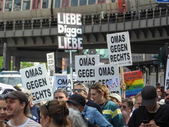 News Themen der Woche KW22 News Bilder des Tages Menschen mit Schildern und Plakaten,auf der angemeldeten Demo protestierten ca 700 gegen die AFD Hamburg 31.05.2025 Demonstranten aus dem linken Spektrum und Omas gegen recchts beim Demozug beginnend vom Baumwall durch die Hafencity. Zur AFD Veranstaltung kamen laut Polizeiangaben nur ca. 30 Teilnehmer. Die Polizei war mit einem Großaufgebot vor Ort um beide Gruppen weiträumig voneinander zu trennen es blieb friedlich Hamburg Deutschland *** People with signs and placards, at the registered demo about 700 protested against the AFD Hamburg 31 05 2025 Demonstrators from the left spectrum and grannies against recchts at the demo procession starting from Baumwall through Hafencity According to police, only about 30 participants came to the AF