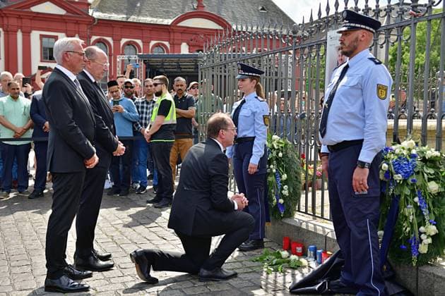 News Themen der Woche KW22 News Bilder des Tages 31.5.2025 Jahrestag Rouven Laur Heute Gedenken die Mannheimer Polizei und Bevölkerung dem vor einem Jahr von einem Ismalisten getöteten Polizisten Rouven Laur. Anwesend waren neben Oberbürgermeister Specht auch Innenminister Alexander Dobrindt und der Baden Württembergische Innenminister Strobl Mannheim Marktplatz Baden Württemberg Deutschland *** 31 5 2025 Anniversary of Rouven Laur Today, the Mannheim police and population commemorate Rouven Laur, the police officer killed by an ismalist one year ago In addition to Mayor Specht, Interior Minister Alexander Dobrindt and Baden Württemberg Interior Minister Strobl were also present Mannheim Marketplace Baden Württemberg Germany