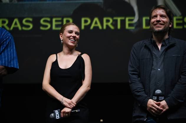 Comic Con Experience Mexico 2025 ˜CCXP™ - Day 2 Gareth Edwards and Scarlett Johansson during a conference for the announcement of the film Jurassic World Rebirth as part of the the 2nd edition of Comic Con Experience Mexico 2025 ˜CCXP™ at Centro Banamex. on May 31, 2025 in Mexico City, Mexico. Mexico City CDMX Mexico Copyright: xCarlosxTischlerx