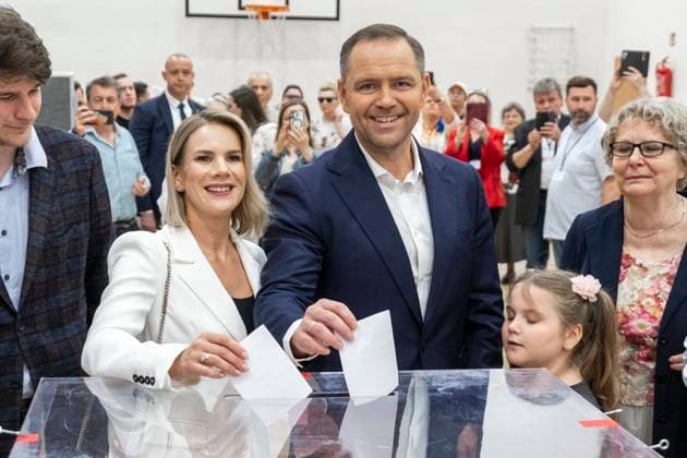News Themen der Woche KW22 Second Round Of The Presidential Elections In Poland Polish presidential candidate Karol Nawrocki supported by the Law and Justice party votes with his family during the second round of the presidential election in Poland in Warsaw , Poland 1 June 2025. Gdansk Poland  Copyright: xAndrzejxIwanczukx originalFilename: iwanczuk-secondro250601_np63d.jpg