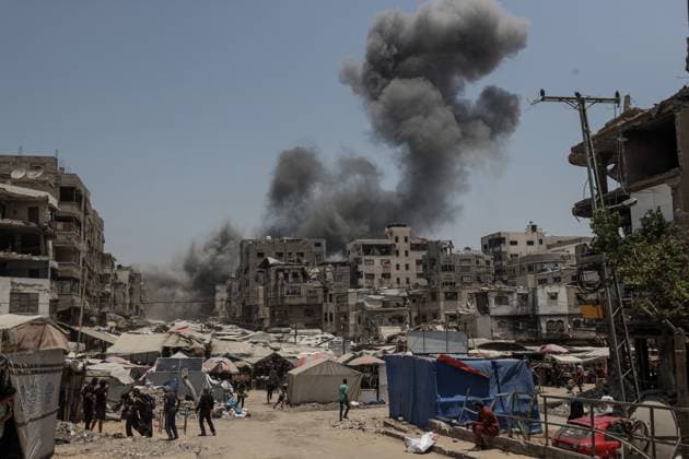 Bilder des Jahres 2025, News 06 Juni News Themen der Woche KW22 Israeli attacks over Gaza continue GAZA CITY, GAZA - JUNE 01: Smoke rises from the residential area following an Israeli airstrike in Gaza City, Gaza on June 01, 2025. Abdul Hakim Abu Riash Anadolu Gaza City Gaza. Editorial use only. Please get in touch for any other usage.  Copyright: x2025xAnadoluxAbdulxHakimxAbuxRiashx