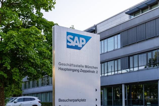 Hallbergmoos, Bavaria, Germany - 30 May 2025: The modern SAP building in the Hallbergmoos business park features clear architecture with glass and metal, a location for business software, innovation and digital business processes *** Das moderne SAP-Gebäude im Gewerbegebiet von Hallbergmoos zeigt klare Architektur mit Glas und Metall, ein Standort für Unternehmenssoftware, Innovation und digitale Geschäftsprozesse