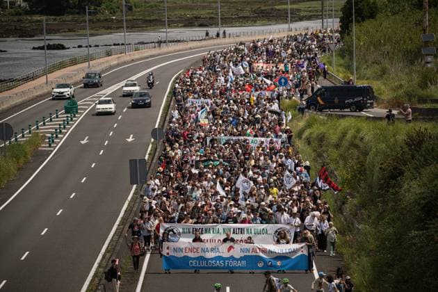 Bilder des Jahres 2025, News 06 Juni News Themen der Woche KW22 News Bilder des Tages June 1, 2025, Pontevedra, Pontevedra, EspaoÂ±a: Thousands of people are protesting this Sunday, June 1, against the pulp mills Ence in the estuary and Altri in A Ulloa, in the city of Pontevedra, Galicia Pontevedra Espana - ZUMAf323 20250601_zip_f323_002 Copyright: xElenaxFernandezx
