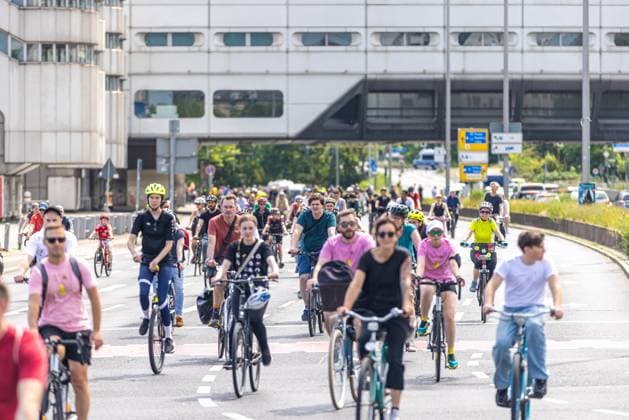 Bilder des Jahres 2025, News 06 Juni News Themen der Woche KW22 News Bilder des Tages ADFC-Sternfahrt 2025. Deutschland, Berlin am 01. Juni 2025: Unter dem Motto Gemeinsam für die Verkehrswende: Alle aufs Rad! sind tausende Fahrradfahrerinnen und Fahrradfahrer auf gesperrten Strassen und über die Autobahnen durch die Stadt bis zum Großen Stern gefahren. *** ADFC Rally 2025 Germany, Berlin on June 1, 2025 Under the motto Together for the traffic turnaround All on bikes, thousands of cyclists rode through the city on closed roads and highways to the Great Star