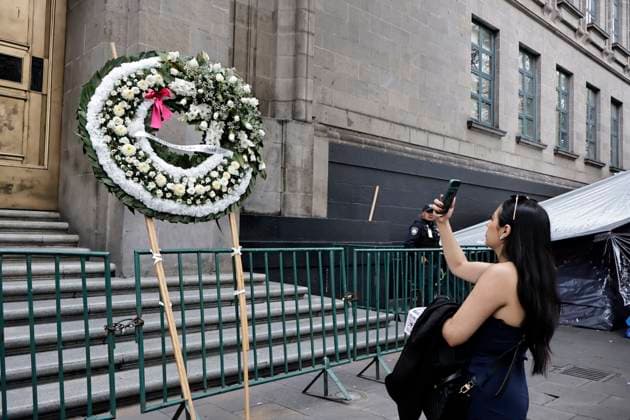 June 1, 2025, Mexico, Cdmx, Mexico: Outside the Supreme Court of Justice of the Nation (SCJN) building, floral arrangements were placed with the inscription Rest in Peace, the Judiciary, symbolically commemorating the new electoral process that began today, June 1st, to popularly elect new judges and change the old system. All this while another group of people waited for the President of Mexico, CLAUDIA SHEINBAUM, to cast her vote. Mexico Mexico - ZUMAp204 20250601_zip_p204_006 Copyright: xJosuexPerezx
