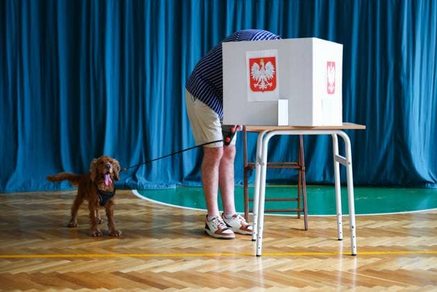 Bilder des Jahres 2025, News 06 Juni News Themen der Woche KW22 News Bilder des Tages Final Round Of Presidential Elections In Poland A man marks a ballot at a polling station in the final round of the presidential election on June 1st, 2025 in Krakow, Poland. Krakow Poland  Copyright: xBeataxZawrzelx originalFilename: zawrzel-finalrou250601_npDCM.jpg
