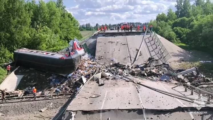 News Themen der Woche KW22 News Bilder des Tages Russia Bryansk Region Bridge Collapse 8936770 01.06.2025 In this handout video grab released by the Russian Emergencies Ministry, emergency personnel work at the site where a passenger train No 86 from Klimov to Moscow derailed due to the collapse of the bridge span in Vygonichsky district of Bryansk region, Russia. As a result of a train accident 47 people, including three children have been hospitalized, the region s governor Alexander Bogomaz said on June 1. Sputnik Image is a handout provided by a third party. Editorial use only. No archiving, commercial use, or advertising campaign. Bryansk region Russia  Copyright: xx