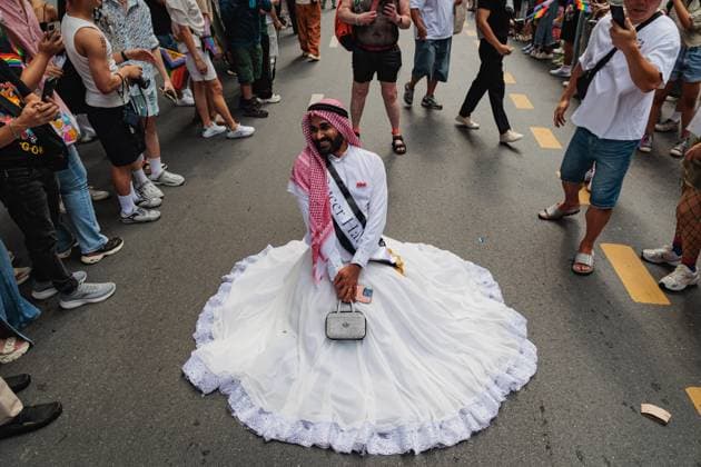 Bilder des Jahres 2025, News 06 Juni News Themen der Woche KW22 News Bilder des Tages June 1, 2025, Bangkok, Thailand: A participant wearing fancy costume takes part and poses for picture during the Bangkok Pride Parade 2025. Bangkok Pride Parade 2025 was held by Naruemit Pride Co., Ltd to promote gender equality in Thailand, The parade started from the National stadium to the Central World shopping plaza. Bangkok Pride Parade 2025 is also supported by various organizations for example The government, business enterprises, and civil society. Bangkok Thailand - ZUMAs197 20250601_aaa_s197_146 Copyright: xVaruthxPongsapipattx