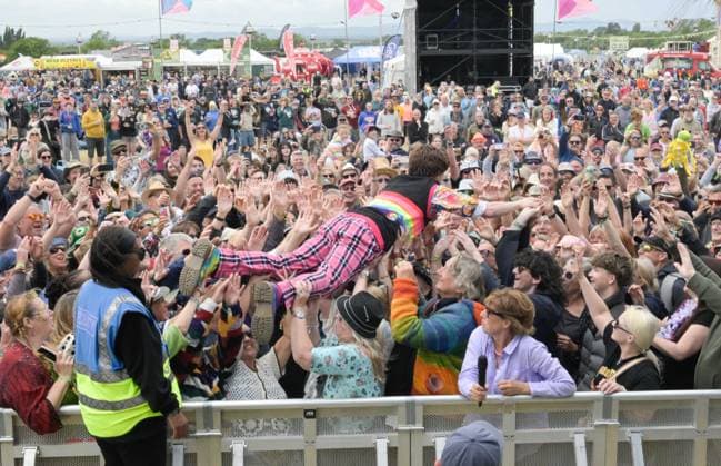 Entertainment Bilder des Tages Wychwood Music Festival 2025 Sunday Barsteward Sons Of Val Doonican perform at Wychwood Music Festival 2025, Sunday, Credit:Jules Annan Avalon  Copyright: xJulesxAnnanx xAvalonx 1005959944
