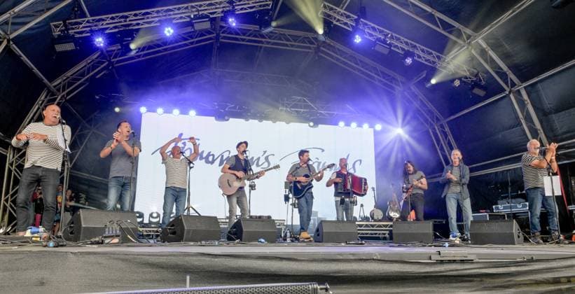 Wychwood Music Festival 2025 Sunday Fishermans Friends perform at Wychwood Music Festival 2025, Sunday, Credit:Jules Annan Avalon  Copyright: xJulesxAnnanx xAvalonx 1005966321