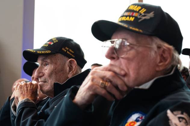 News Themen der Woche KW22 News Bilder des Tages 81ème anniversaire du D Day PHOTOPQR OUEST FRANCE Jeanne GOBIN Ouest France DEAUVILLE 01 06 2025 Le 1er juin 2025, 24 vétérans américains de la 2nde guerre mondiale ont atterri en Normandie, à laéroport de Deauville pour célébrer le 81ème anniversaire du D Day Ils ont été accueilli chaleureusement par la foule Photos Jeanne GOBIN Ouest France Twenty four American veterans of World War II landed at Deauville Airport in Normandy in June 1, 2025, to celebrate the 81st anniversary of D Day DEAUVILLE France  Copyright: xPHOTOPQR OUESTxFRANCE MAXPPPxJeannexGOBINx xOuest-Francex 20250601OFR0642 20250601OFR0642