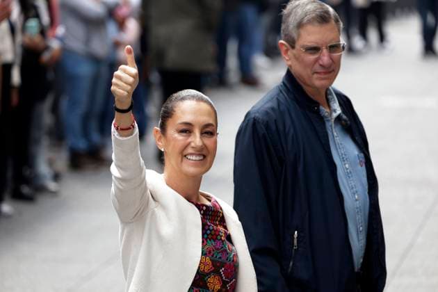 News Bilder des Tages 2025 Federal Judicial Branch Voting Day Mexico™s President, Claudia Sheinbaum Pardo accompanied by her husband Jesus Maria Tarriba, shows thumbs up after cast her vote during the Judicial Branch Election Day to elect ministers, magistrates and judges. on June 1, 2025 in Mexico City,Mexico. (Photo by Luis Barron Eyepix Group) Copyright: xLuisxBarron xEyepixxGroupx LB_01062025_124169