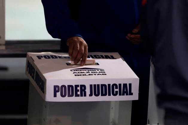 A Person casting his vote at ballot box at polling station during the Judicial Branch Election Day to elect ministers, magistrates and judges. on June 1, 2025 in Mexico City,Mexico. Mexico City Mexico - ZUMAe321 20250601_zia_e321_012 Copyright: xLuisxBarronx