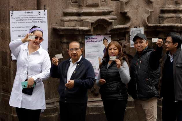 People attend at polling station to casting their vote at ballot box during the Judicial Branch Election Day to elect ministers, magistrates and judges. on June 1, 2025 in Mexico City,Mexico. Mexico City Mexico - ZUMAe321 20250601_zia_e321_011 Copyright: xLuisxBarronx