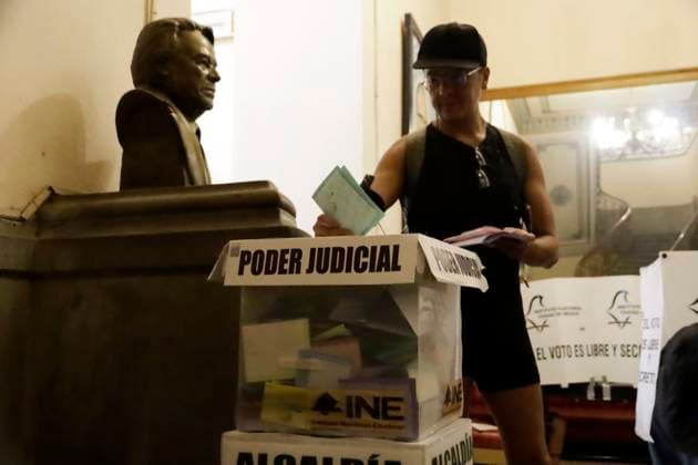 A Mexican citizen voting at polling station during the Judicial Branch Election Day to elect ministers, magistrates and judges. on June 1, 2025 in Mexico City, Mexico. Mexico City Mexico - ZUMAe321 20250601_zia_e321_058 Copyright: xLuisxBarronx