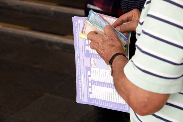 A Mexican citizen voting at polling station during the Judicial Branch Election Day to elect ministers, magistrates and judges. on June 1, 2025 in Mexico City, Mexico. Mexico City Mexico - ZUMAe321 20250601_zia_e321_077 Copyright: xLuisxBarronx