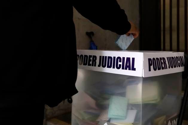 A Mexican citizen voting at polling station during the Judicial Branch Election Day to elect ministers, magistrates and judges. on June 1, 2025 in Mexico City, Mexico. Mexico City Mexico - ZUMAe321 20250601_zia_e321_080 Copyright: xLuisxBarronx