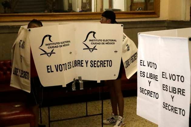 A Mexican citizen voting at polling station during the Judicial Branch Election Day to elect ministers, magistrates and judges. on June 1, 2025 in Mexico City, Mexico. Mexico City Mexico - ZUMAe321 20250601_zia_e321_055 Copyright: xLuisxBarronx