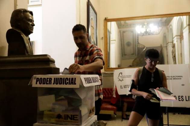 Mexican citizens voting at polling station during the Judicial Branch Election Day to elect ministers, magistrates and judges. on June 1, 2025 in Mexico City, Mexico. Mexico City Mexico - ZUMAe321 20250601_zia_e321_057 Copyright: xLuisxBarronx