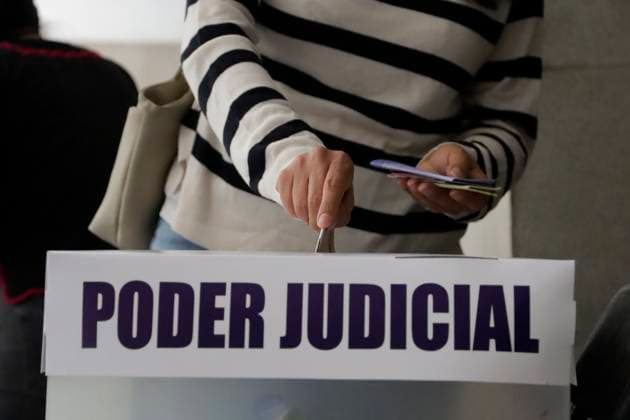 A Mexican citizen voting at polling station during the Judicial Branch Election Day to elect ministers, magistrates and judges. on June 1, 2025 in Mexico City, Mexico. Mexico City Mexico - ZUMAe321 20250601_zia_e321_072 Copyright: xLuisxBarronx