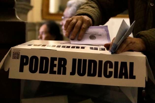 A Mexican citizen voting at polling station during the Judicial Branch Election Day to elect ministers, magistrates and judges. on June 1, 2025 in Mexico City, Mexico. Mexico City Mexico - ZUMAe321 20250601_zia_e321_054 Copyright: xLuisxBarronx