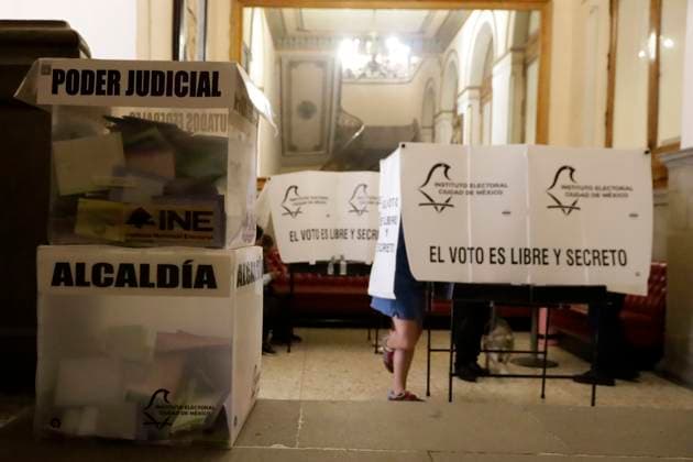 A Mexican citizen voting at polling station during the Judicial Branch Election Day to elect ministers, magistrates and judges. on June 1, 2025 in Mexico City, Mexico. Mexico City Mexico - ZUMAe321 20250601_zia_e321_050 Copyright: xLuisxBarronx