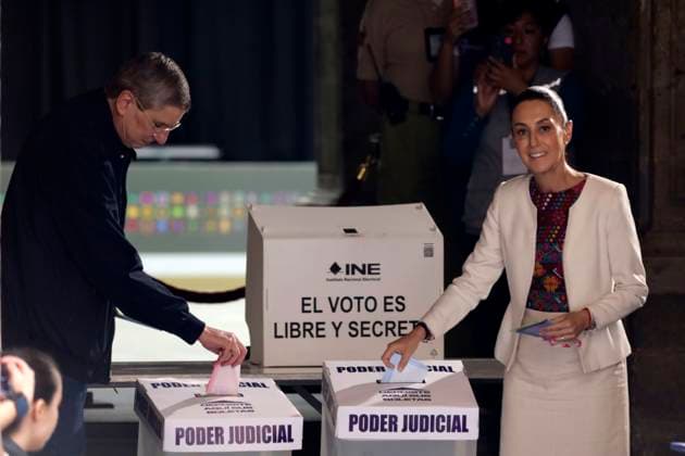 MexicoÃ¢â‚¬â ¢s President, Claudia Sheinbaum Pardo accompanied by her husband JesoÂºs Maria Tarriba, cast their vote during the Judicial Branch Election Day to elect ministers, magistrates and judges. on June 1, 2025 in Mexico City,Mexico. Mexico City Mexico - ZUMAe321 20250601_zia_e321_031 Copyright: xLuisxBarronx