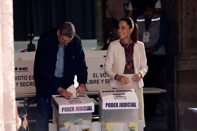 MexicoÃ¢â‚¬â ¢s President, Claudia Sheinbaum Pardo accompanied by her husband JesoÂºs Maria Tarriba, cast their vote during the Judicial Branch Election Day to elect ministers, magistrates and judges. on June 1, 2025 in Mexico City,Mexico. Mexico City Mexico - ZUMAe321 20250601_zia_e321_033 Copyright: xLuisxBarronx