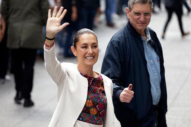 MexicoÃ¢â‚¬â ¢s President, Claudia Sheinbaum Pardo accompanied by her husband JesoÂºs Maria Tarriba, greeting after cast her vote during the Judicial Branch Election Day to elect ministers, magistrates and judges. on June 1, 2025 in Mexico City,Mexico. Mexico City Mexico - ZUMAe321 20250601_zia_e321_041 Copyright: xLuisxBarronx