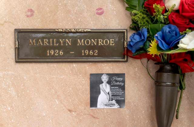 June 1, 2025, Los Angeles, California, USA: People visit the Pierce Brothers Westwood Village Memorial Park & Mortuary to leave flowers and remembrances and to make photographs at the crypt of Hollywood legend Marilyn Monroe, who would ve turned 99 today. Los Angeles USA - ZUMAce6_ 20250601_zaf_ce6_003 Copyright: xBrianxCahnx
