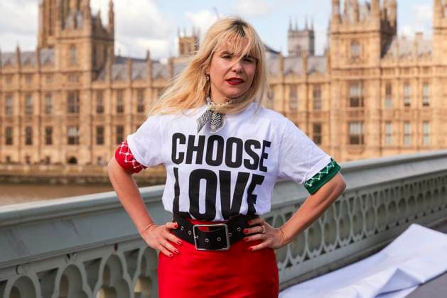 News Themen der Woche KW23 News Bilder des Tages . 02 06 2025. London, United Kingdom. Choose Love Activists Banner Drop. Choose Love activists, volunteers, and Paloma Faith unveil a powerful 20 metres wide, and 3 metres long,banner from a Gazan child over Westminster Bridge.  xMartynxWheatleyx xi-Imagesx IIM-25982-0015