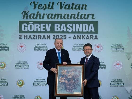 Turkish President Recep Tayyip Erdogan in Ankara ANKARA, TURKIYE - JUNE 02: (----EDITORIAL USE ONLY - MANDATORY CREDIT - TURKISH PRESIDENCY MUSTAFA KAMACI HANDOUT - NO MARKETING NO ADVERTISING CAMPAIGNS - DISTRIBUTED AS A SERVICE TO CLIENTS----) Turkish President Recep Tayyip Erdogan (L) receives a gift from Turkish Minister of Agriculture and Forestry Ibrahim Yumakli (R) during the Green Homeland Heroes On Duty event at Etimesgut Airport in Ankara, Turkiye on May June 02, 2025. Turkish Presidency Mustafa Kamaci Handout Anadolu Ankara Turkey. Editorial use only. Please get in touch for any other usage.  Copyright: x2025xAnadoluxTurkishxPresidencyx xMustafaxKamacix xHandoutx