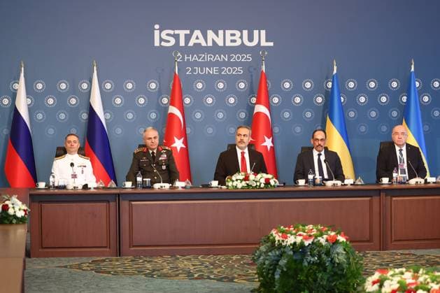News Themen der Woche KW23 News Bilder des Tages TURKEY, ISTANBUL - JUNE 2, 2025: Turkey s Minister of Foreign Affairs Hakan Fidan (C) and the Director of Turkey s National Intelligence Organisation, Ibrahim Kalin (2nd R) attend a new round of Russia-Ukraine talks at Ciragan Palace. Alexander Ryumin TASS  81327700