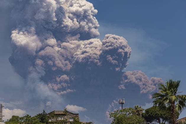 Bilder des Jahres 2025, News 06 Juni News Themen der Woche KW23 News Bilder des Tages Mount Etna erupts in Italy, releasing powerful ash and lava CATANIA, SICILY, ITALY - JUNE 2: Mount Etna erupts a strong and intense flow of ash and lava following a collapse at the southeast crater of Mount Etna in southern Italy early this morning, on June 2, 2025, in Catania, Sicily, Italy. ???According to the information provided by the Catania Branch of the National Institute of Geophysics and Volcanology (INGV) and the Etna Observatory, a volcanic eruption occurred after a collapse at a section of the southeast crater of Mount Etna, located at an altitude of 2,900 meters. Salvatore Allegra Anadolu Catania Italy. Editorial use only. Please get in touch for any other usage.  Copyright: x2025xAnadoluxSalvatorexAllegrax